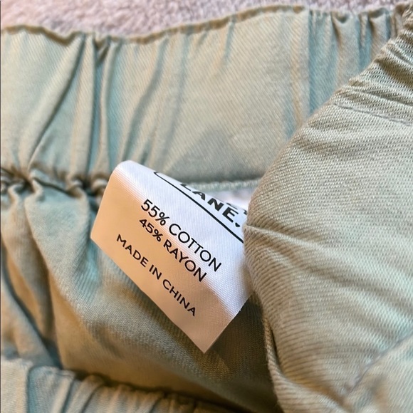 Bailey Lane Green Ruffle Hem Elastic Waist Shorts - Picture 3 of 5